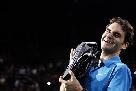 Federer alza el trofeo de campen en Pars-Bercy. | Reuters