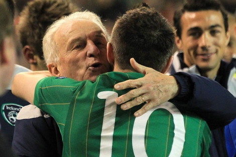 Trapattoni se abraza con Robbie Keane tras conseguir la clasificacin |Peter Muhly | AFP |