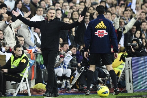 Mourinho se queja al cuarto árbitro tras una decisión de Mateu. (Foto: Gonzalo Arroyo)