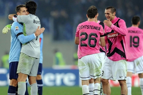 Los jugadores de la Juve celebran su victoria ante el Lazio. | Efe
