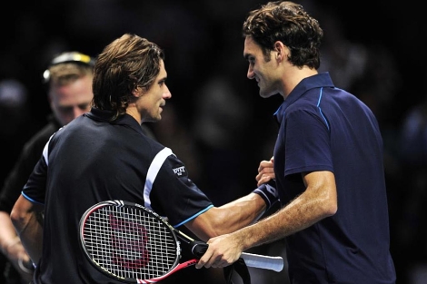 Federer consuela a Ferrer tras la semifinal en Londres. (Foto: Afp)