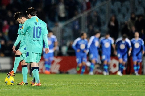 Messi y Villa, preparados para sacar desde el centro tras el gol del Getafe. | Afp