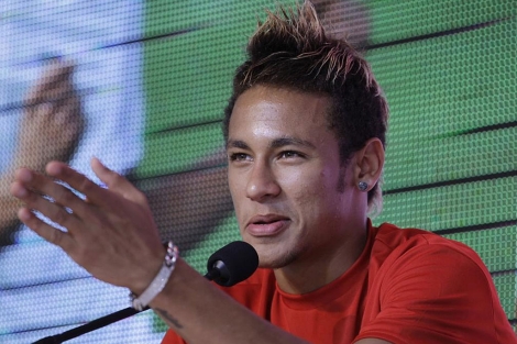Neymar comparece tras el acto en el que fue elegido mejor jugador de la Libertadores. | Ap