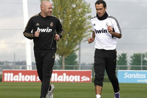 Ricardo Carvalho corre junto al preparador fsico Carlos Laln, en un entrenamiento |EFE