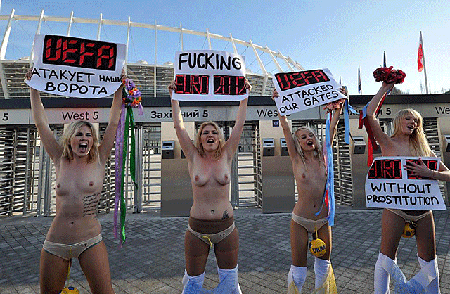 Las feministas frente al estadio Olímpico de Kiev. | Reuters