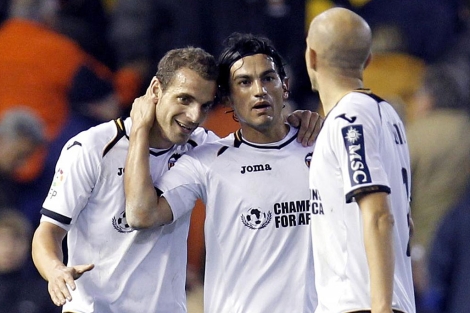 Soldado celebra el gol de la victoria junto a Tino Costa y Bruno. | Efe