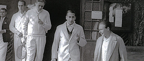 Cochet, Brugnon, Lacoste y Borotra, en el Racing Club de Francia en 1927.