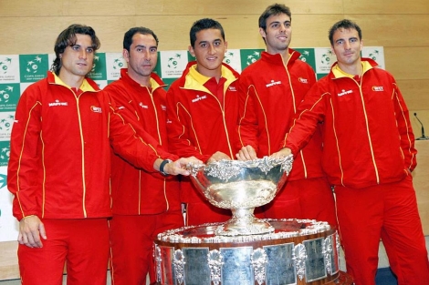 Ferrer, Costa, Almagro, Granollers y Robredo, antes de los octavos ante Suiza en 2010. (Efe)