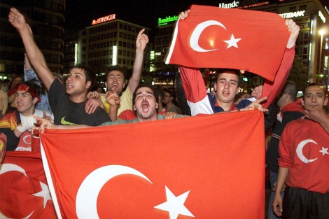 Seguidores del Galatasaray celebran una voctoria contra el Arsenal. | MUNDO