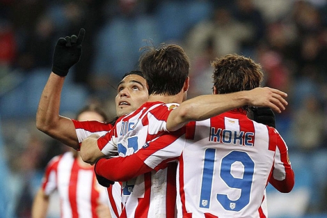 Radamel Falcao seala al cielo mientras celebra con Diego y Koke su gol de penalti. | Efe