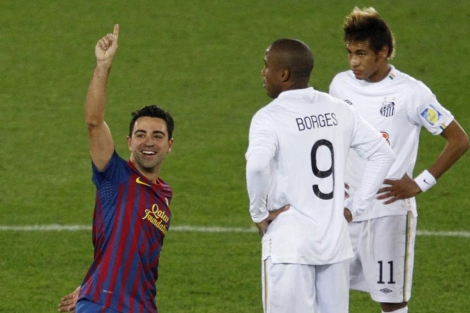 Xavi celebra su gol al Santos ante Neymar y Borges. | Reuters
