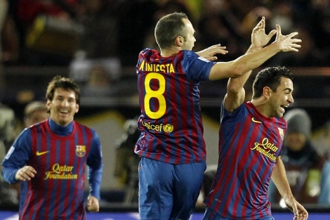 Iniesta y Xavi, con Messi al fondo, celebran un gol en el pasado Mundialito. (EFE)