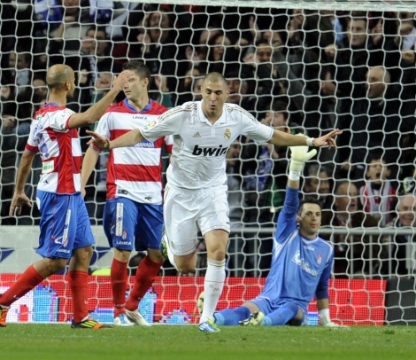 Benzema marc su segundo gol y despus se lesion. (AFP)