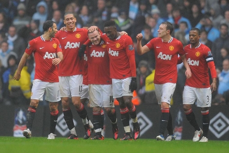 Los jugadores del United felicitando a Rooney tras anotar el primer gol del partido. |AFP