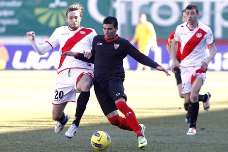"Michu", del Rayo (i) y Jos Antonio Reyes (c), pugnan por un baln durante el partido. |EFE