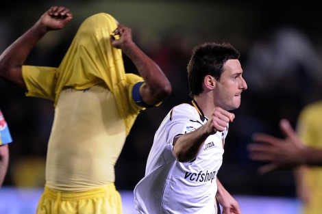Aduriz celebra el gol del empate ante la desesperacin de un jugador del Villarreal. | Afp