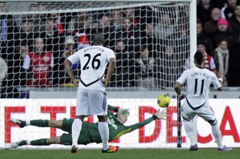Sinclair (d) marca de penalti ante el Arsenal. | Efe