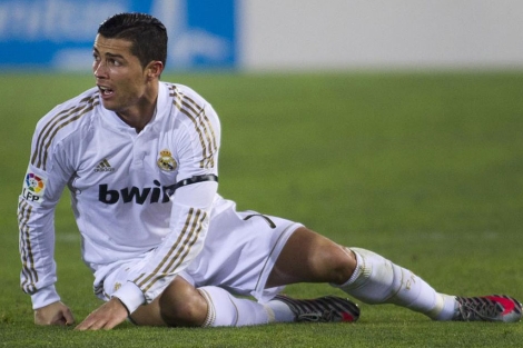Cristiano Ronaldo, en el csped de Son Moix. (AFP)