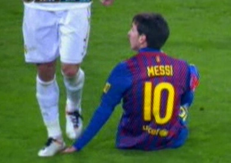 Pepe, en su pisotn sobre la mano de Messi. (TV)