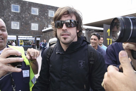 Fernando Alonso, a su llegada al aeropuerto de Lanzarote. | EFE