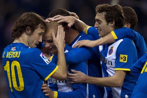 Los jugadores del Espanyol felicitan a Weiss tras anotar el nico gol ante el Mallorca.| EFE