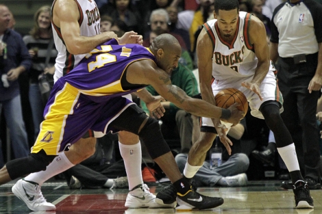Kobe Bryant lucha por un baln ante los Bucks. | Reuters