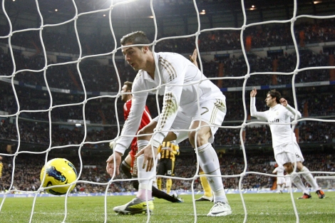 Cristiano Ronaldo recoge el baln tras marcar ante el Zaragoza. | Efe