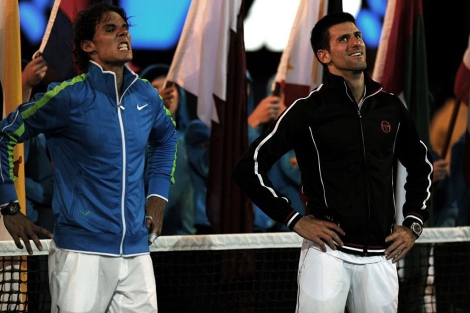 Nadal, izquierda, y Djokovic, en la ceremonia de trofeos. | AFP