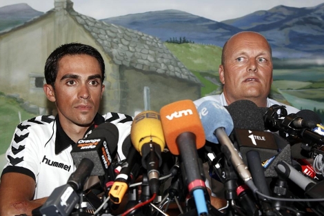 Contador, junto a Riis, en una rueda de prensa en el Tour de 2011. | Efe