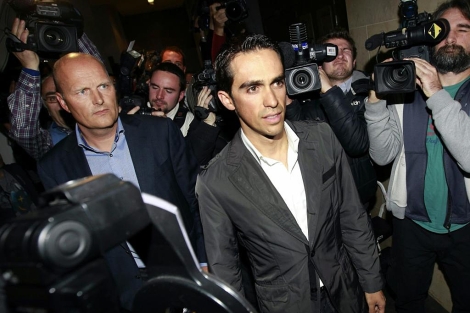 Alberto Contador, junto a Bjarne Riis, a su llegada a la rueda de prensa. | Efe