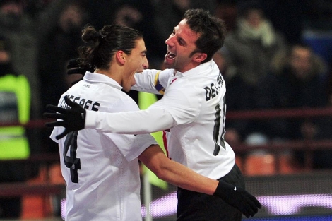 Martn Cceres celebra con Del Piero uno de los tantos marcados ante el Milan|AFP