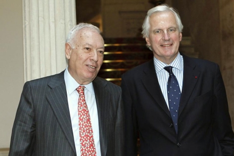 Garca Margallo (izda.), junto al comisario europeo Michel Barnier en el Palacio de Viana. | Efe