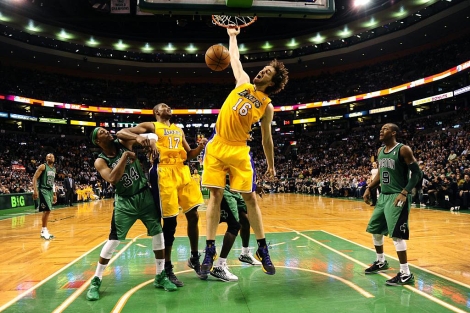 Pau Gasol machaca el aro de los Celtics. | Efe