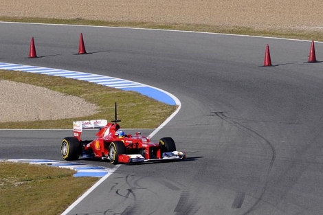 Fernando Alonso, en el F2012 en el segundo da en Jerez. | AFP