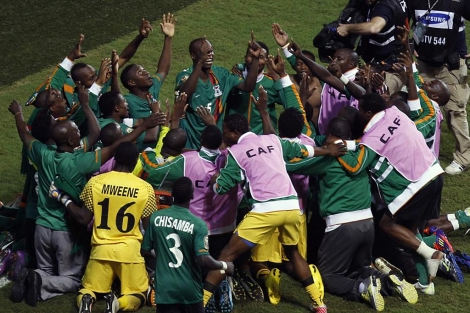 Los jugadores de Zambia celebran el ttulo tras la tanda de penaltis. | Reuters