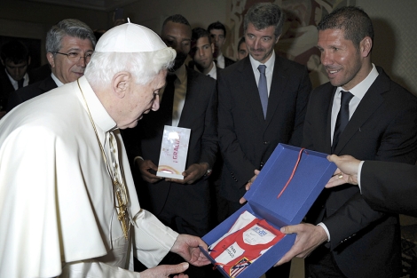 El Papa recibe un regalo de Diego Simeone. | Reuters