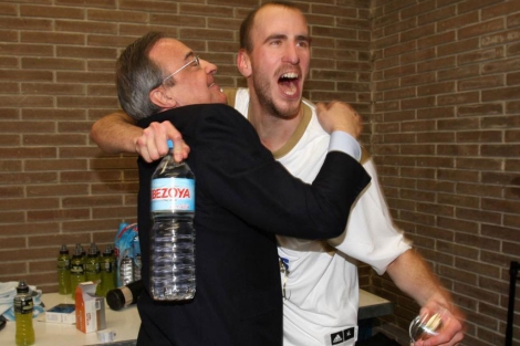 Florentino Prez abraza a Sergio Rodrguez. (EFE)