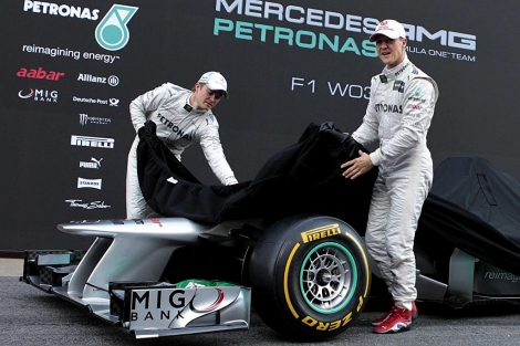 Rosberg y Schumacher levantan la lona al nuevo Mercedes. | EFE