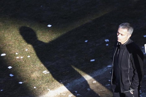 Mourinho, inquieto en el banquillo de Vallecas. (Foto: Reuters)