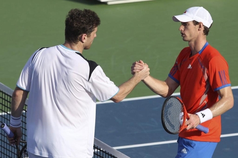 Andy Murray y Michael Berrer se dan la mano tras su partido en el torneo de Dubai. |REUTERS