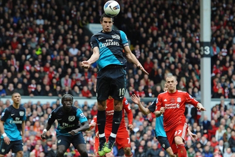 Van Persie, una pesadilla para la defensa del Liverpool. | Afp