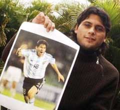 Massimiliano Biancuchi, con la foto de su primo Leo Messi.