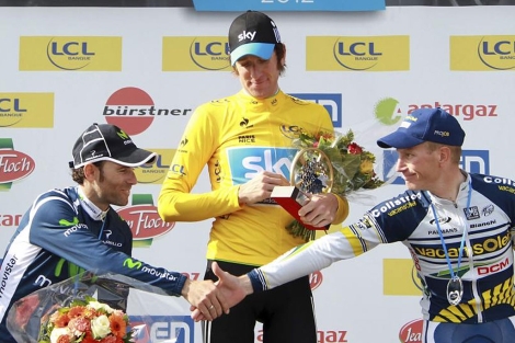 Wiggins, en el podio junto a Westra (d) y Valverde (i). | EFE