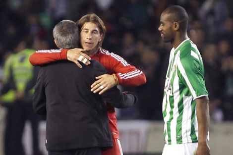 Sergio Ramos, abrazado por Mourinho, protagonista de la ltima jugada. (EFE)