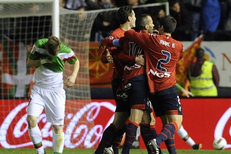 Los jugadores de Osasuna celebran el segundo gol al Athletic. | Reuters