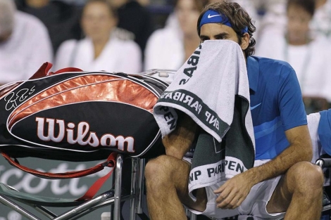 Federer, durante un descanso de su partido ante (Foto: Reuters)