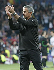 Mourinho aplaude al fondo sur del Bernabu.