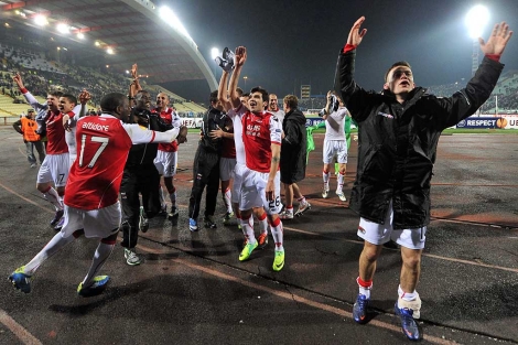 Los jugadores del AZ Alkmaar celebran su pase en Udine. | Afp