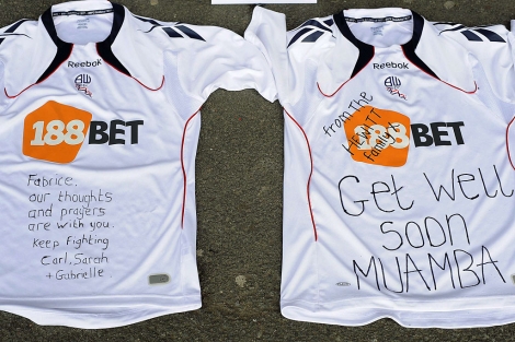 Camisetas dejadas por algunos aficionados en apoyo de Muamba. | Reuters