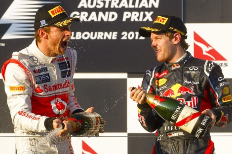 Jenson Button celebra su victoria en el podio junto a Sebastian Vettel. | Efe